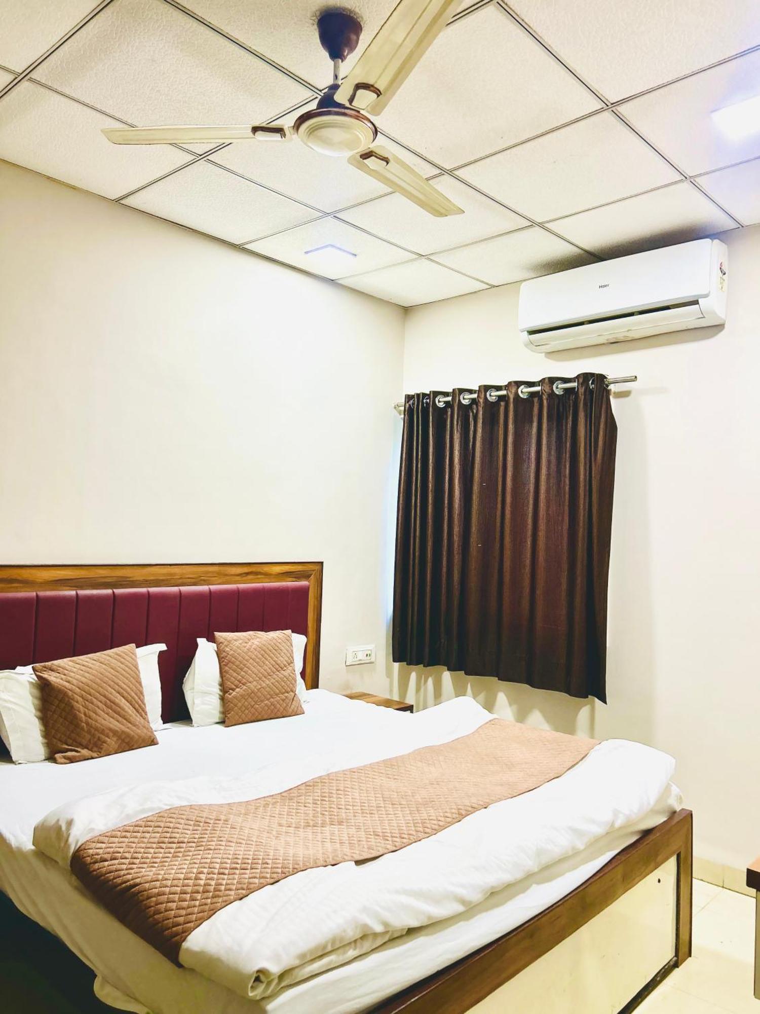 Jagtara Residency Hotell Indore Exteriör bild