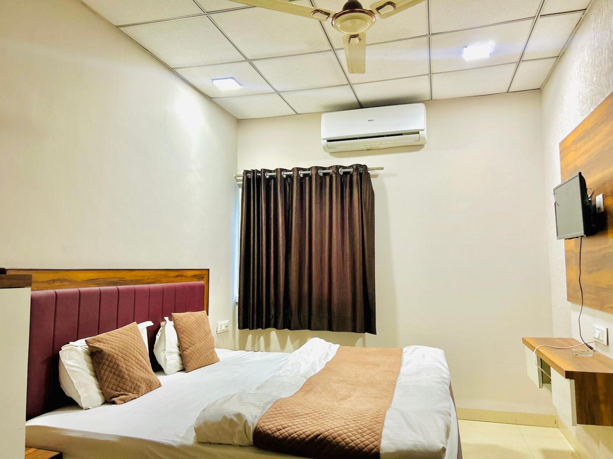 Jagtara Residency Hotell Indore Exteriör bild