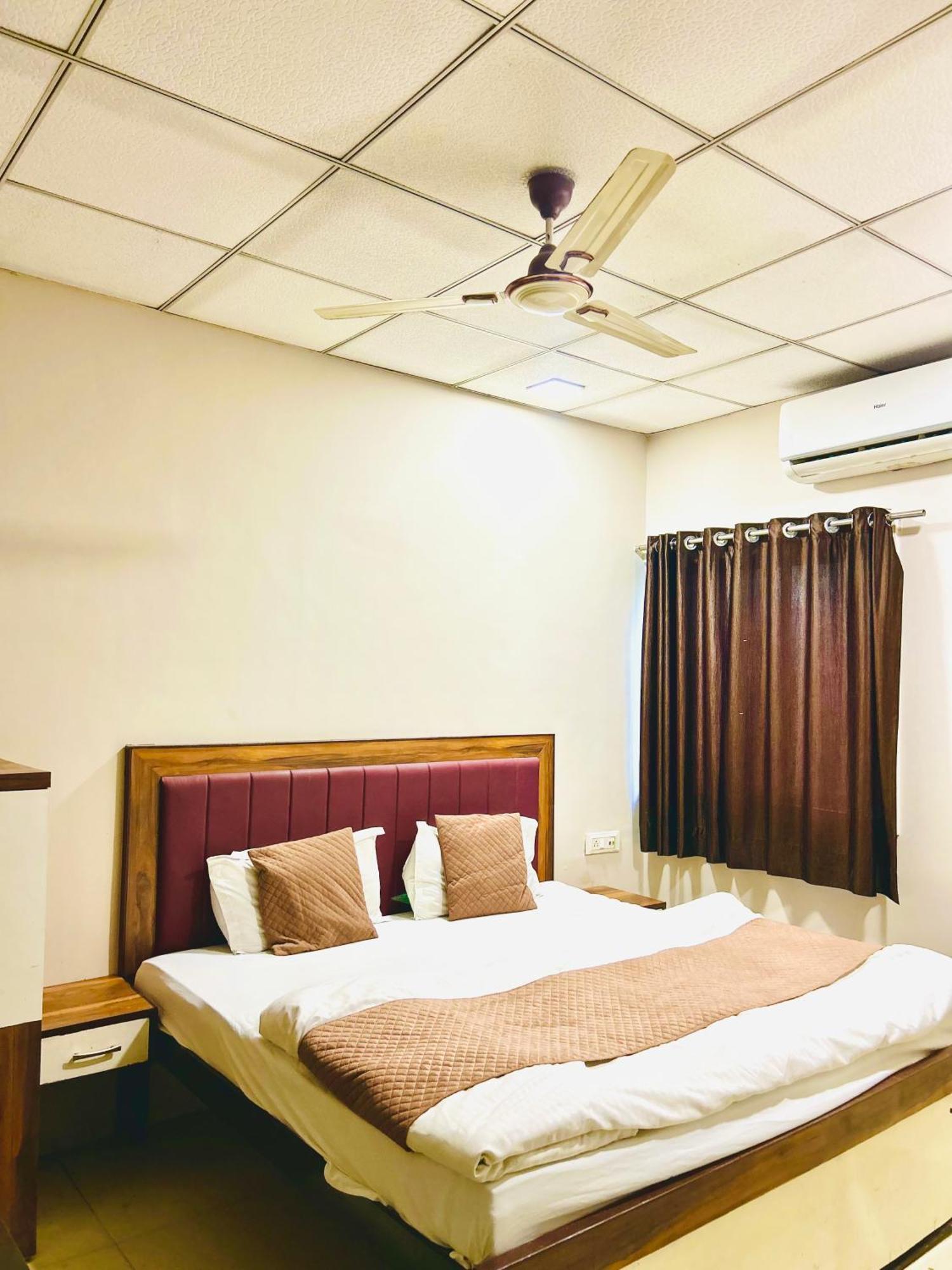 Jagtara Residency Hotell Indore Exteriör bild